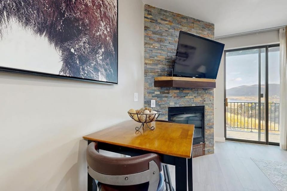 Newly renovated 2nd floor condo with pool hot tub and in home laundry House in Wasatch County