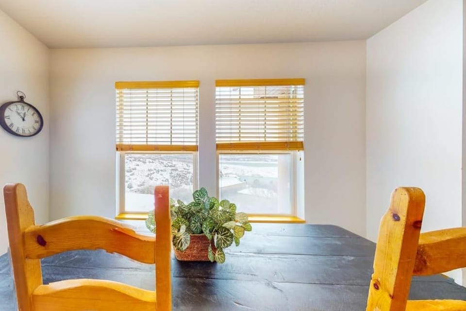 Amazing lake view condo with fireplace balcony shared pool & hot tub House in Wasatch County