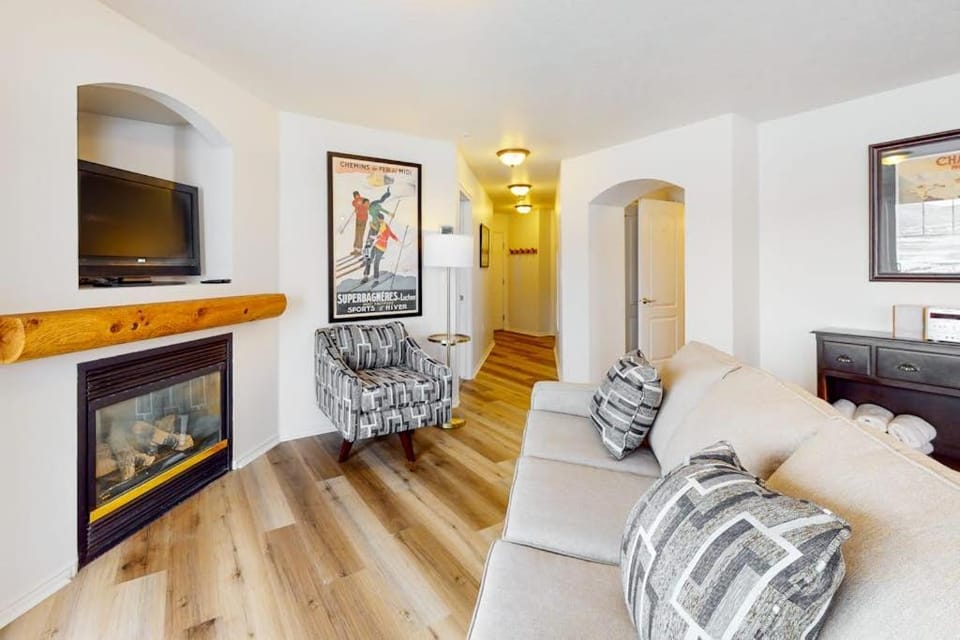 Amazing lake view condo with fireplace balcony shared pool & hot tub House in Wasatch County