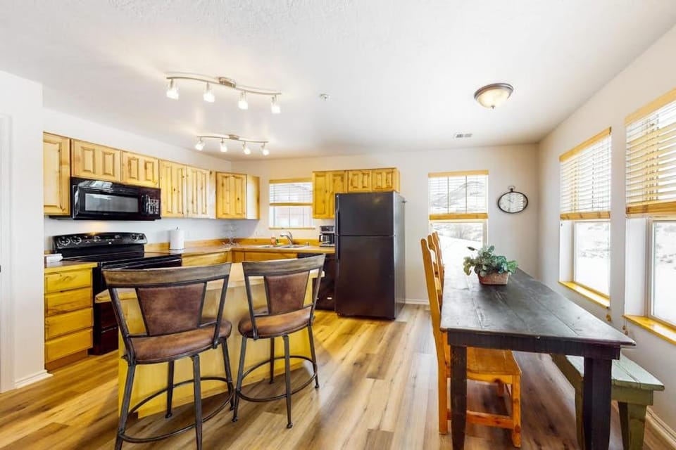 Amazing lake view condo with fireplace balcony shared pool & hot tub House in Wasatch County