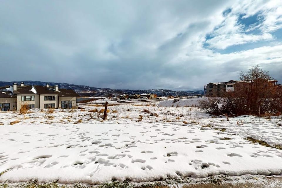 Exquisite mountainside townhome with 12-seat hot tub lake views & pool table House in Jordanelle Reservoir