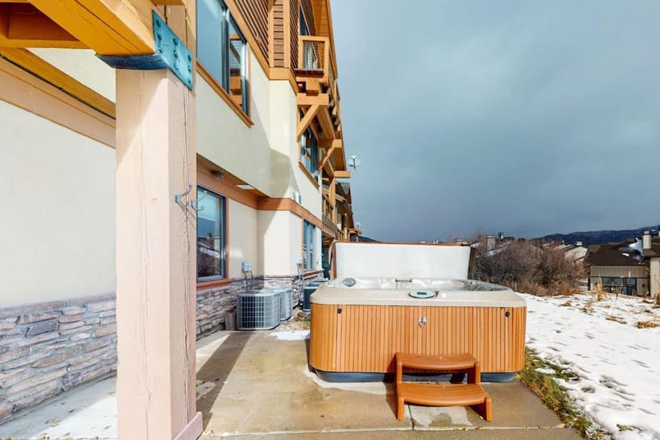 Exquisite mountainside townhome with 12-seat hot tub lake views & pool table House in Jordanelle Reservoir