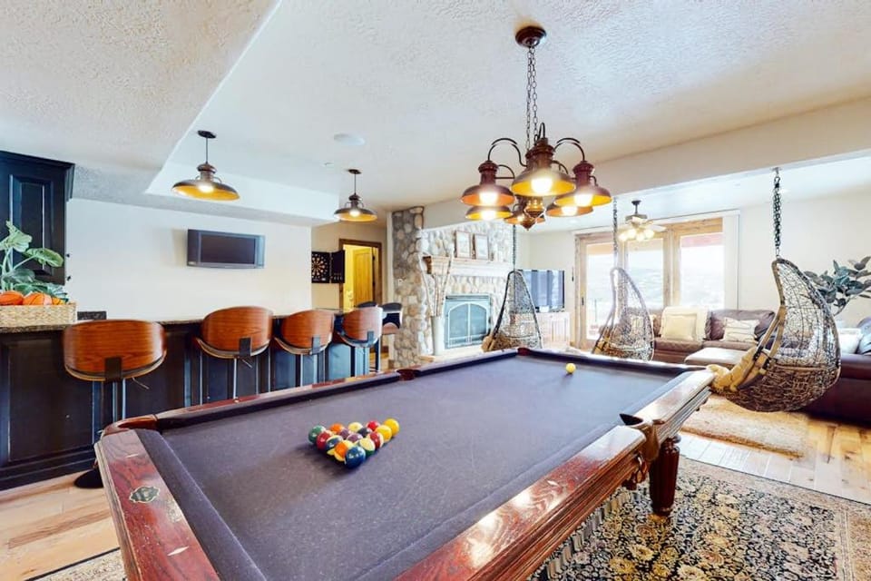 Exquisite mountainside townhome with 12-seat hot tub lake views & pool table House in Jordanelle Reservoir
