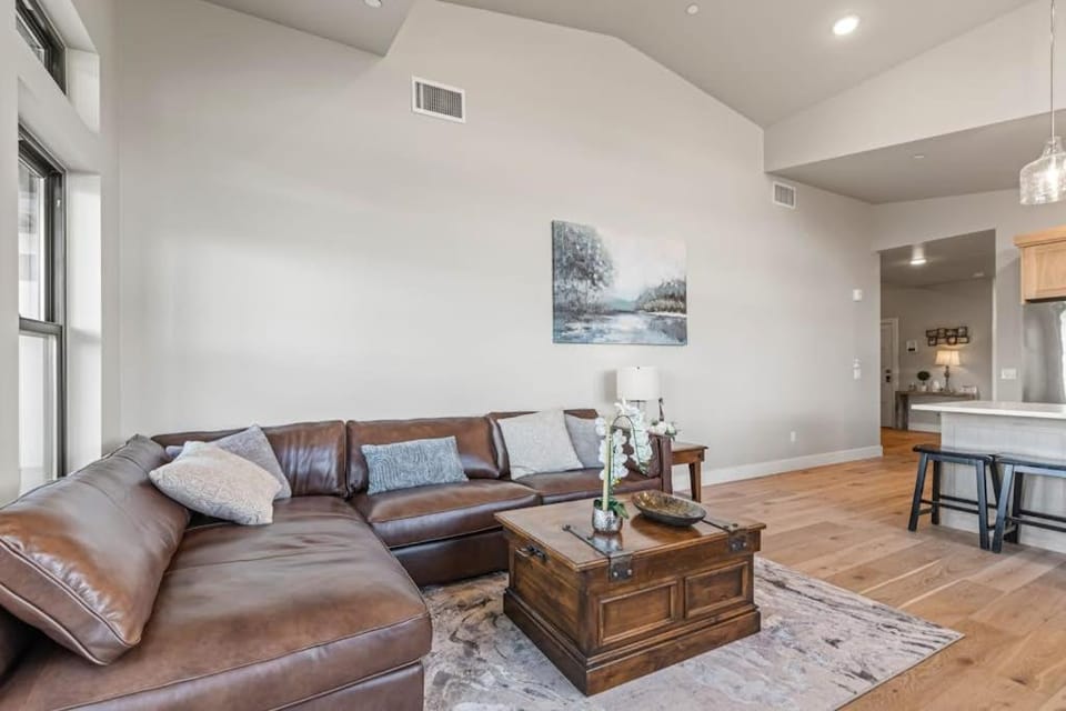 Brand-new top floor condo near Park City with water & mtn views fireplace W&D House in Jordanelle Reservoir