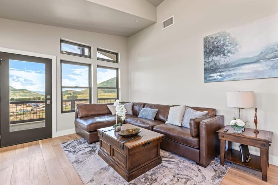 Brand-new top floor condo near Park City with water & mtn views fireplace W&D House in Jordanelle Reservoir