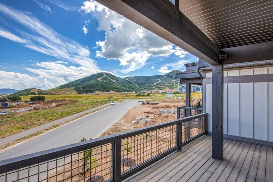 Brand-new top floor condo near Park City with water & mtn views fireplace W&D House in Jordanelle Reservoir