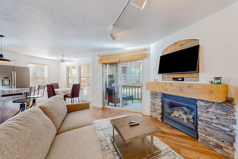 Stunning alpine escape with pool hot tub fireplace balcony & mountain views House in Wasatch County