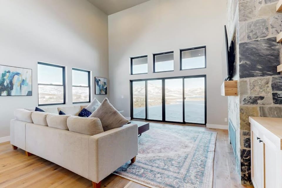 Brand-new luxury home with mountain & lake views - fireplace & gourmet kitchen House in Jordanelle Reservoir