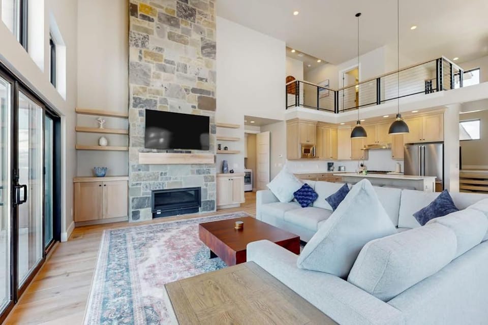 Brand-new luxury home with mountain & lake views - fireplace & gourmet kitchen House in Jordanelle Reservoir