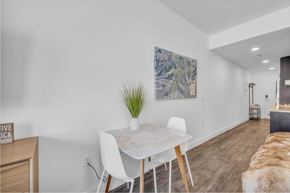 Walk onto Deer Valley gondola in 8 min & heated indoor parking Apartment in Wasatch County