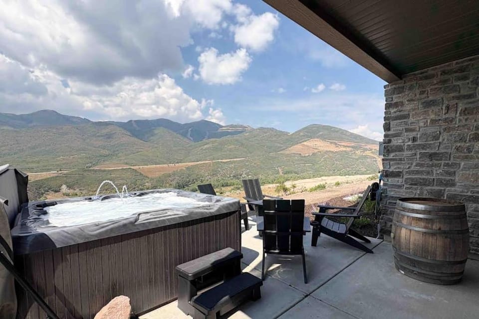 New Home with panoramic views office loft & private hot tub House in Wasatch County