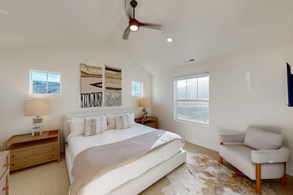 New Home with panoramic views office loft & private hot tub House in Wasatch County