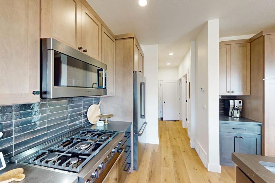 New Home with panoramic views office loft & private hot tub House in Wasatch County