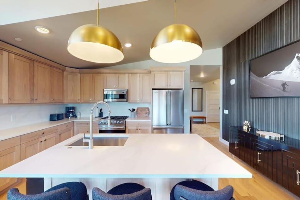Modern condo with fireplace and private balcony - lake view House in Jordanelle Reservoir