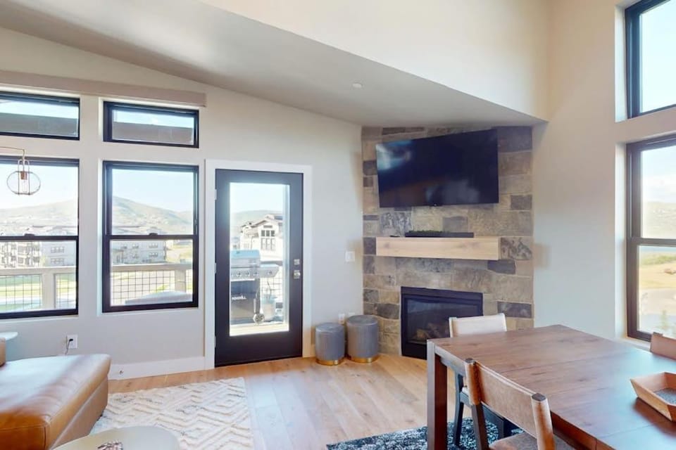 Modern condo with fireplace and private balcony - lake view House in Jordanelle Reservoir