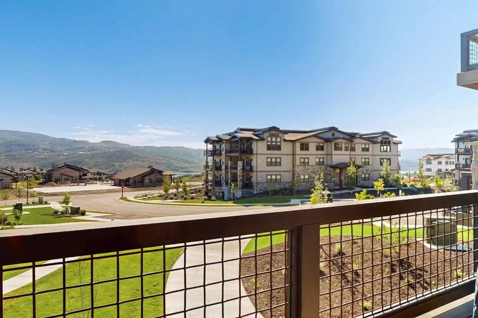 Lakeview Condo with fireplace gas grill & W&D - close to skiing hiking & lake House in Jordanelle Reservoir
