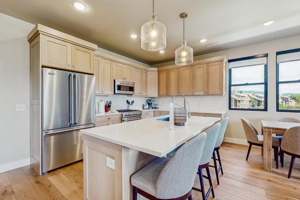 Lakeview Condo with fireplace gas grill & W&D - close to skiing hiking & lake House in Jordanelle Reservoir