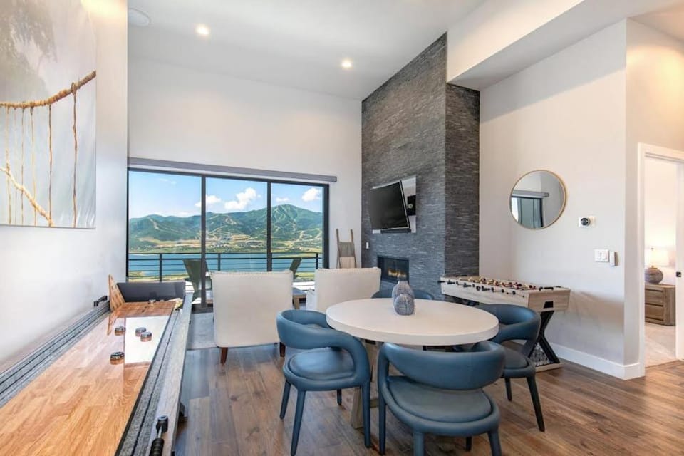 Stunning View Family Fun and Steps from Deer Valleys New East Village House in Hideout
