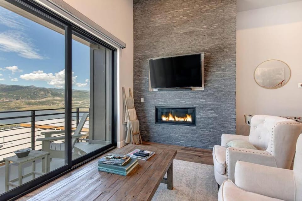 Stunning View Family Fun and Steps from Deer Valleys New East Village House in Hideout