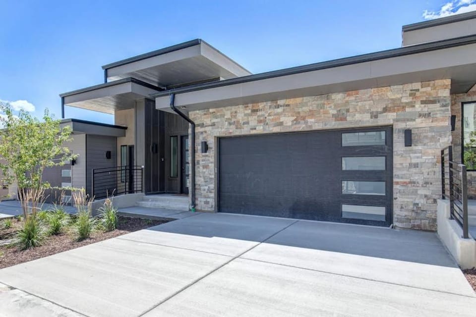 On Top of the Mountains - Unit B - Townhouse in Hideout with hot tub House in Hideout