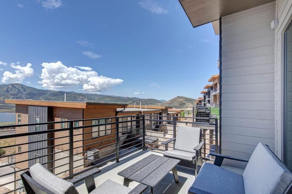 On Top of the Mountains - Unit B - Townhouse in Hideout with hot tub House in Hideout