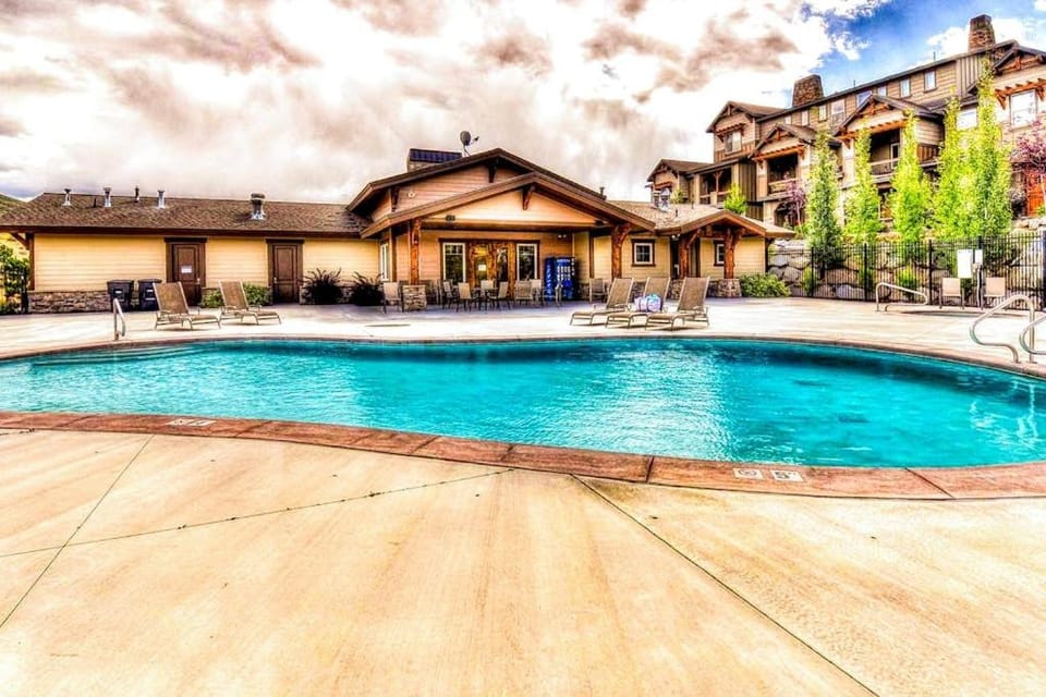 Spacious townhome with Community pool hot tub & clubhouse - Dog Friendly House in Wasatch County