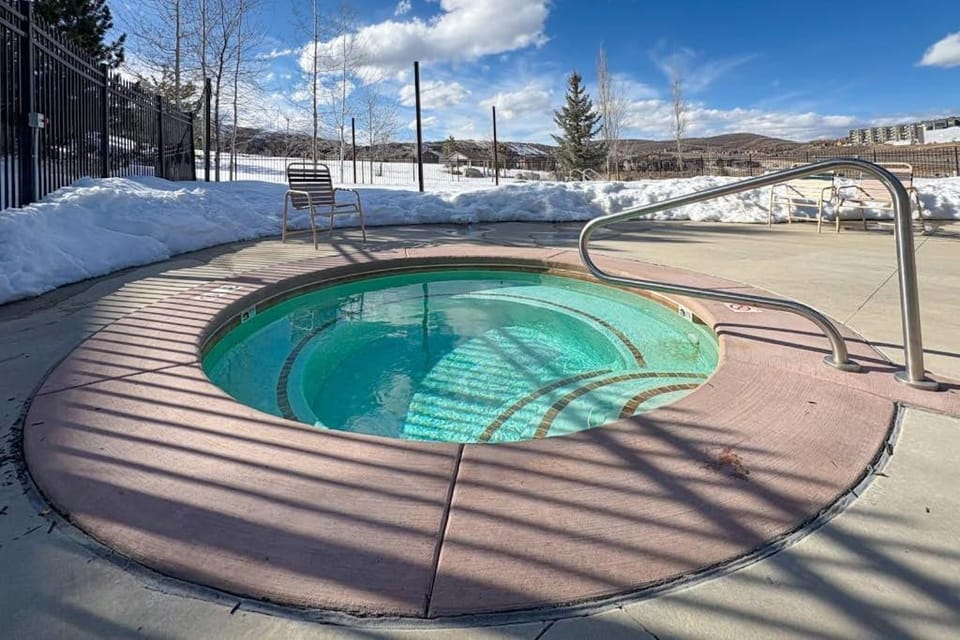 Spacious townhome with Community pool hot tub & clubhouse - Dog Friendly House in Wasatch County