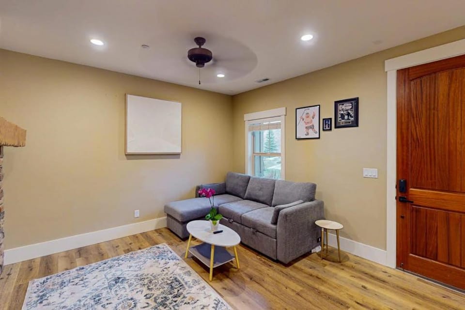 Spacious townhome with Community pool hot tub & clubhouse - Dog Friendly House in Wasatch County