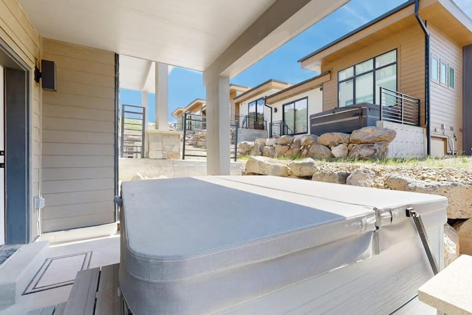Stunning house with ski & lake views private hot tub private W&D House in Hideout