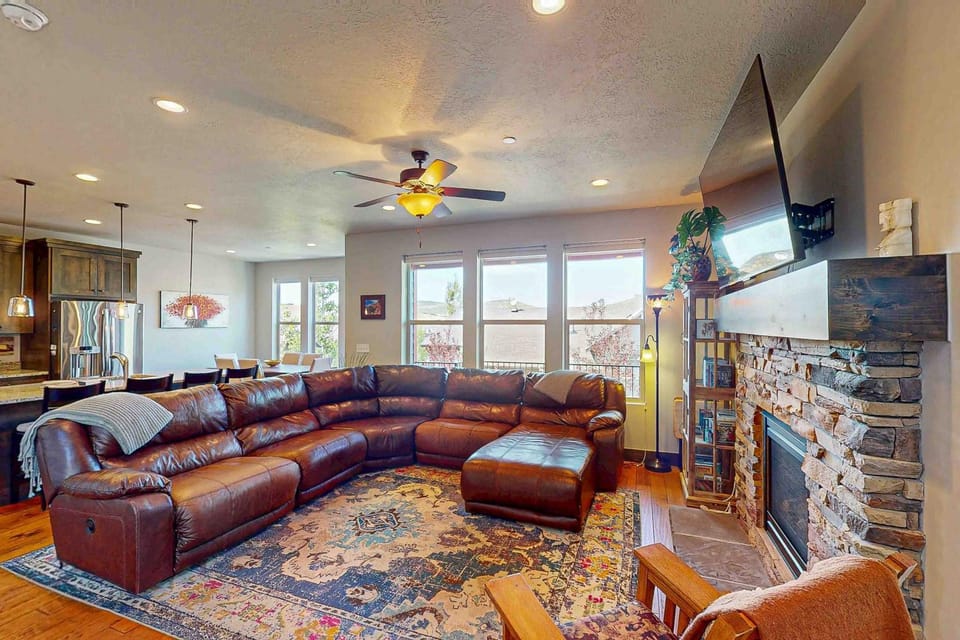 Spacious townhome with pool private hot tub & clubhouse - Dog Friendly House in Wasatch County