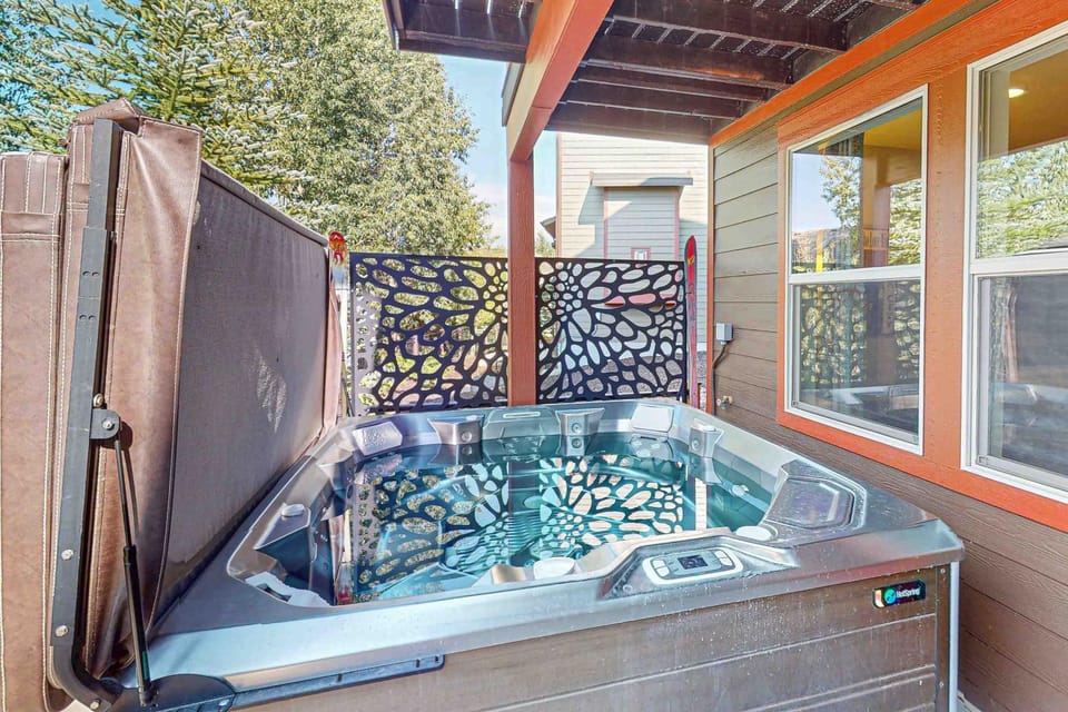 Spacious townhome with pool private hot tub & clubhouse - Dog Friendly House in Wasatch County