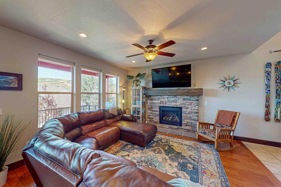 Spacious townhome with pool private hot tub & clubhouse - Dog Friendly House in Wasatch County