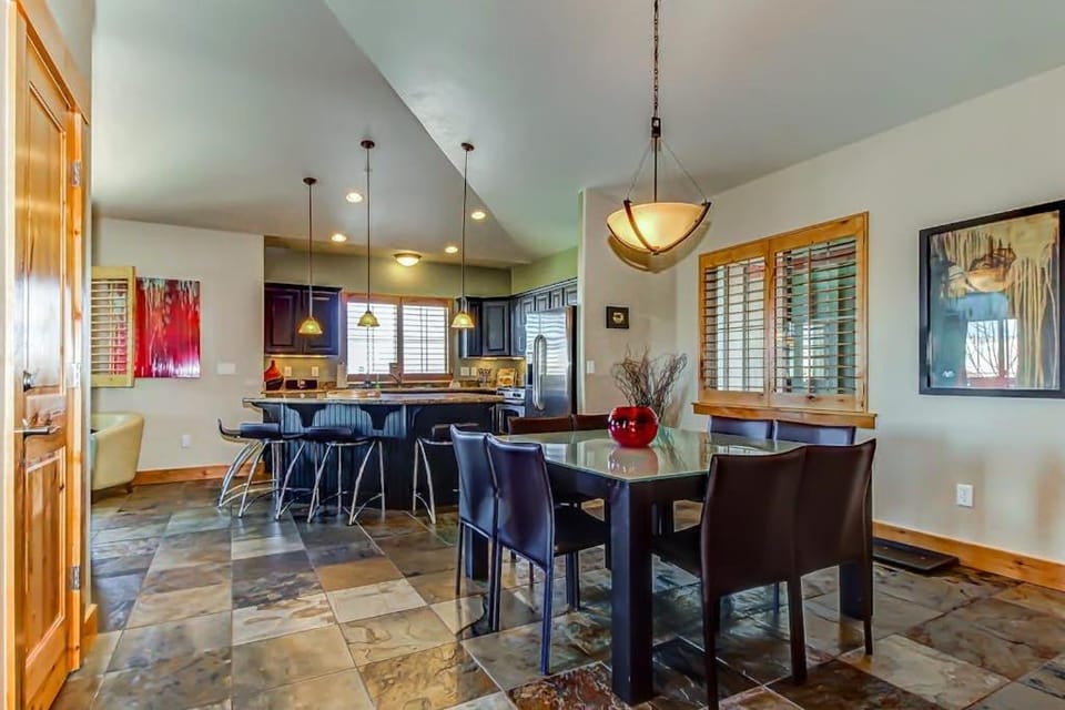 Luxury Condo with Private Balcony Seasonal Pool Hot Tubs - Close to Skiing House in Summit Park