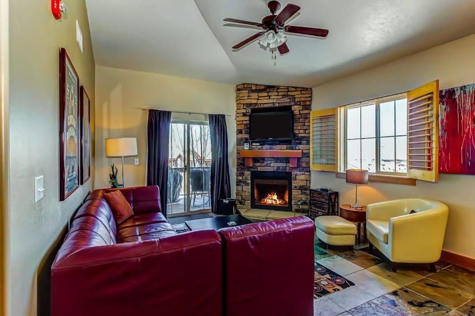 Luxury Condo with Private Balcony Seasonal Pool Hot Tubs - Close to Skiing House in Summit Park