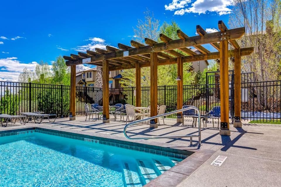 Luxury Condo with Private Balcony Seasonal Pool Hot Tubs - Close to Skiing House in Summit Park