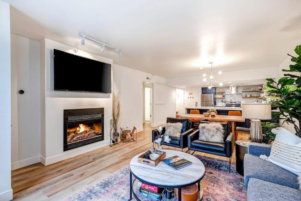 Beautifully Updated Luxury Condo -Hot Tub - Walk to Town Lift House in Park City