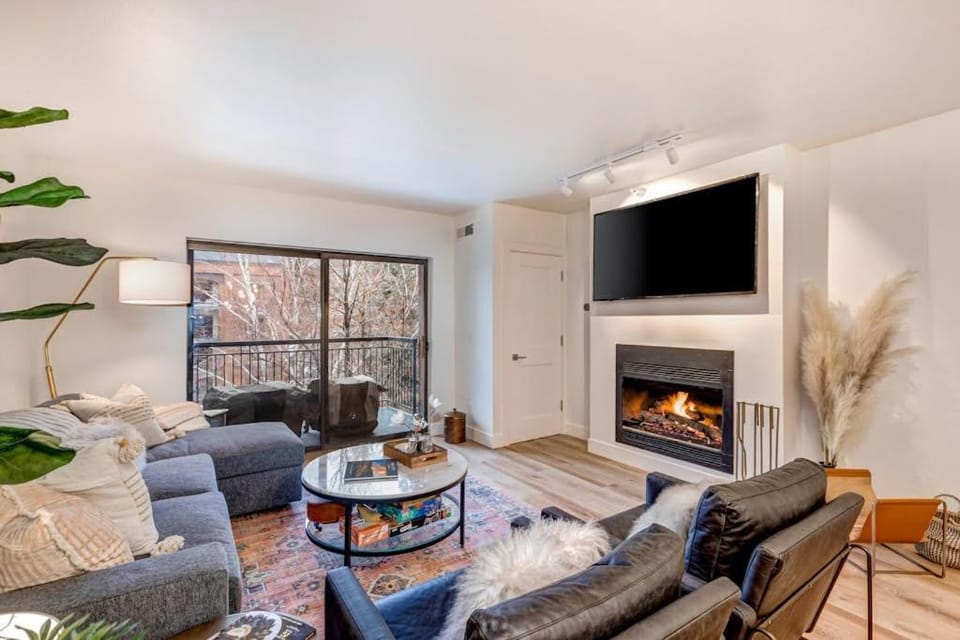 Beautifully Updated Luxury Condo -Hot Tub - Walk to Town Lift House in Park City