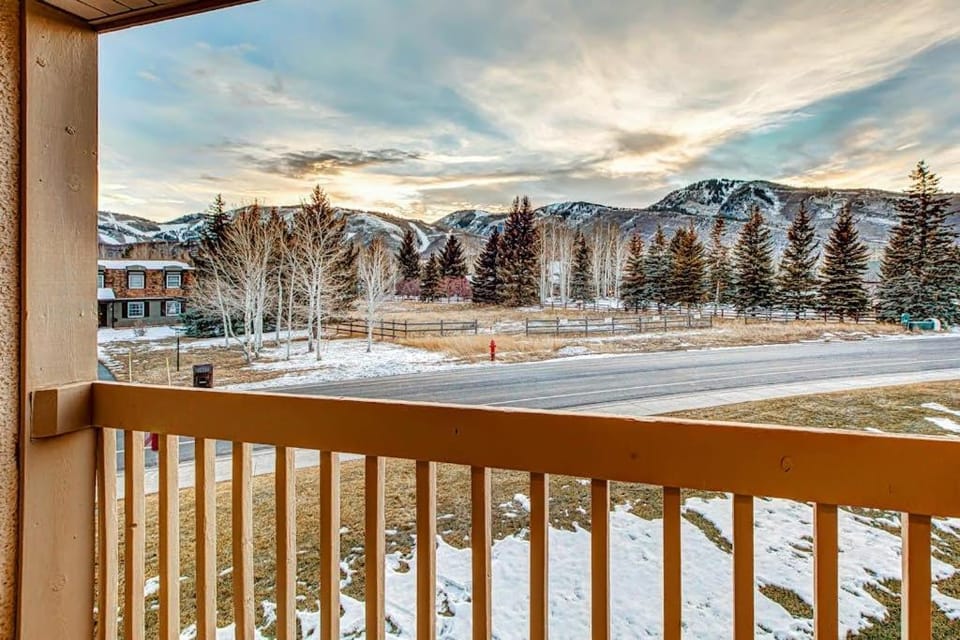 Modern condo with spectacular views - close to top ski resorts & walk to MARC House in Snyderville