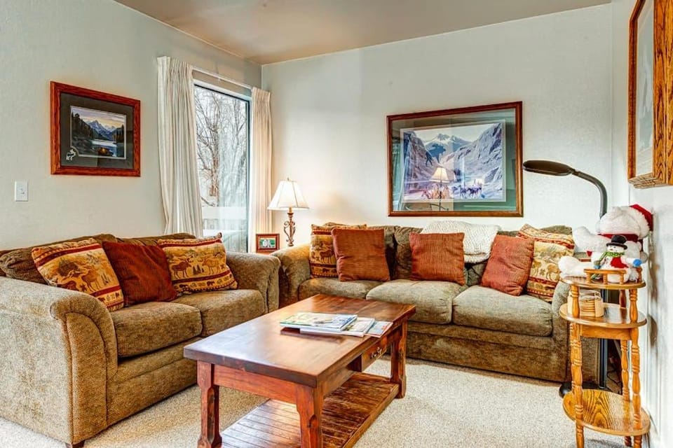 Modern condo with spectacular views - close to top ski resorts & walk to MARC House in Snyderville