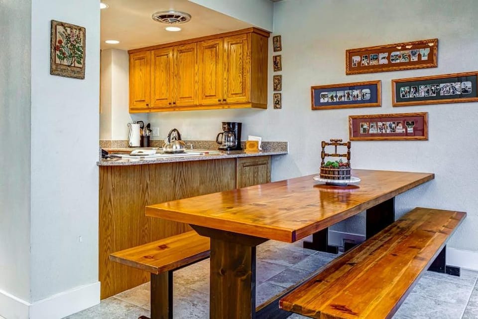 Modern condo with spectacular views - close to top ski resorts & walk to MARC House in Snyderville