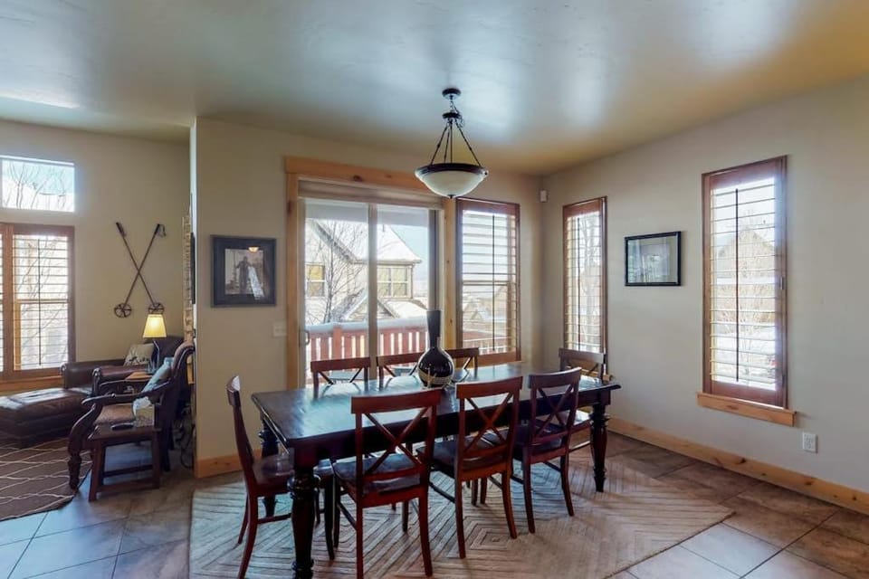 Fantastic home with fireplace private hot tub central AC and pool access House in Summit Park