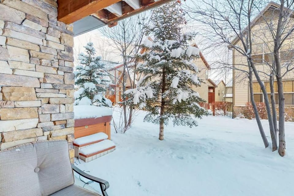 Fantastic home with fireplace private hot tub central AC and pool access House in Summit Park