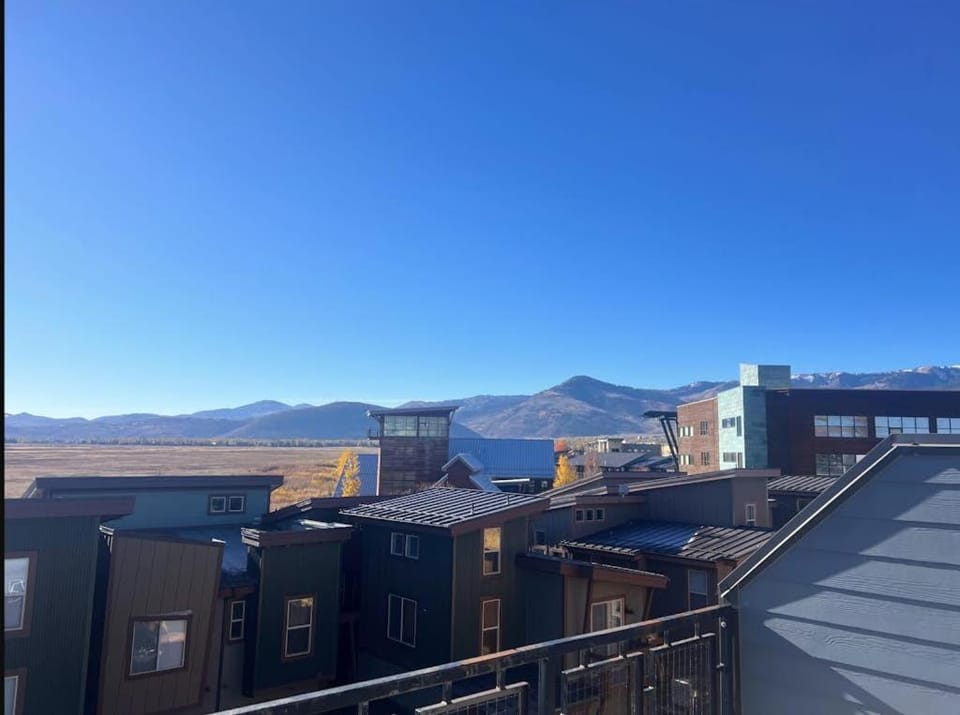 Immaculate townhome with a private rooftop hot tub walk to dining and nightlife House in Snyderville