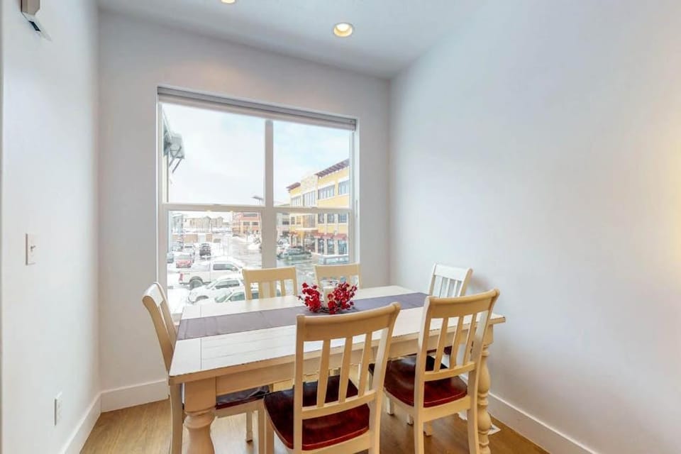 Immaculate townhome with a private rooftop hot tub walk to dining and nightlife House in Snyderville