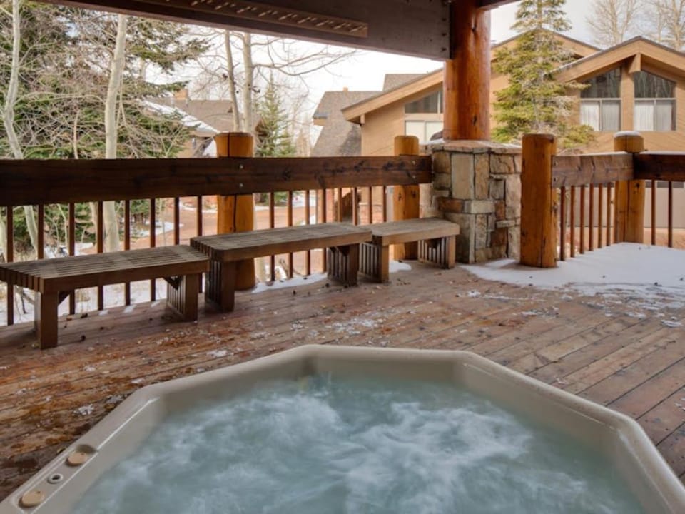 Large freestanding home with hot tub & WiFi - walk to ski access House in Park City