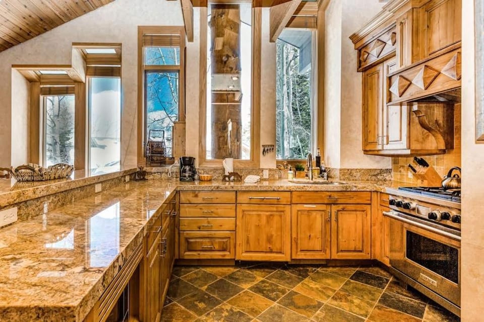 Large freestanding home with hot tub & WiFi - walk to ski access House in Park City