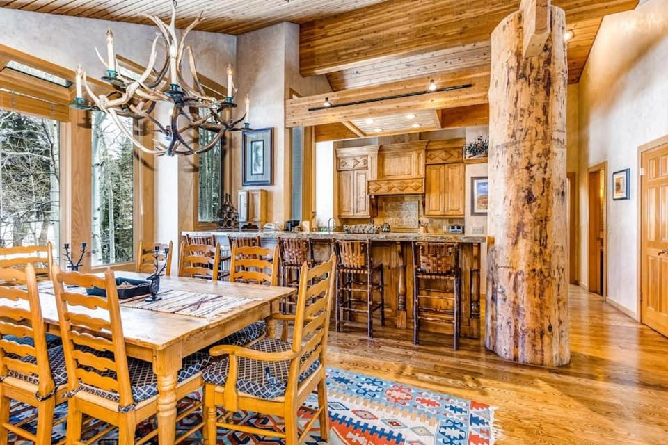 Large freestanding home with hot tub & WiFi - walk to ski access House in Park City