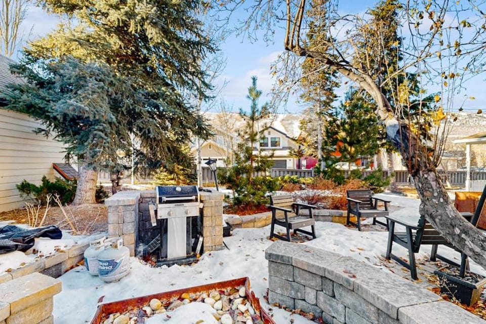 Centrally located studio with shared hot tub - walk to lifts & Main Street Apartment in Park City