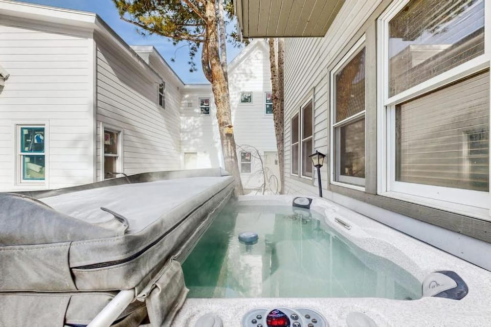 Centrally located studio with shared hot tub - walk to lifts & Main Street Apartment in Park City