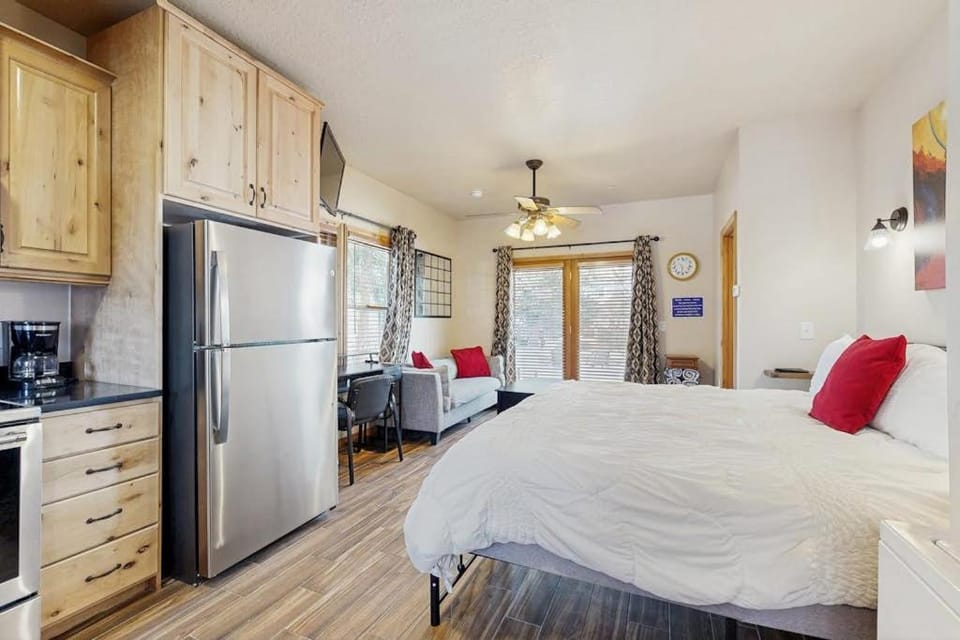 Centrally located studio with shared hot tub - walk to lifts & Main Street Apartment in Park City